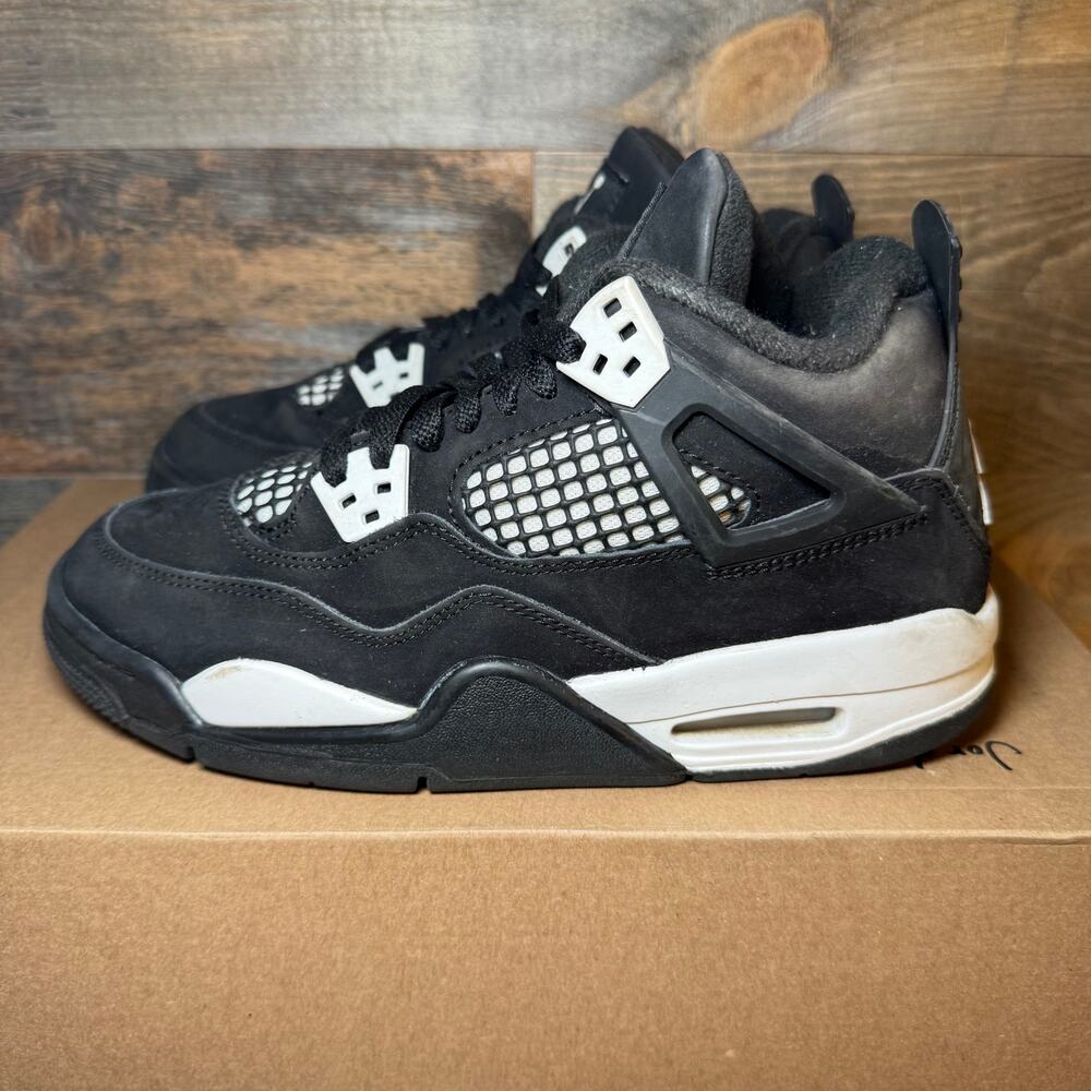 Jordan 4 White Thunder Youth Sneakers Size 4.5